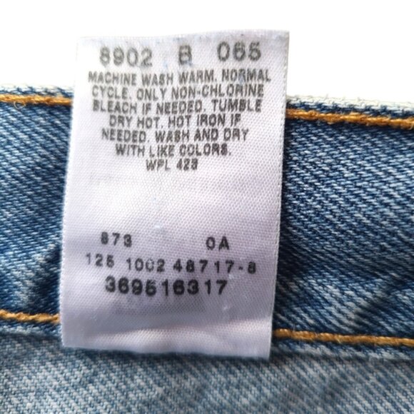 Vintage Levi's High Waisted Light Wash Blue Denim Mom Jean Shorts Size 12 32 x 7 - Picture 4 of 7